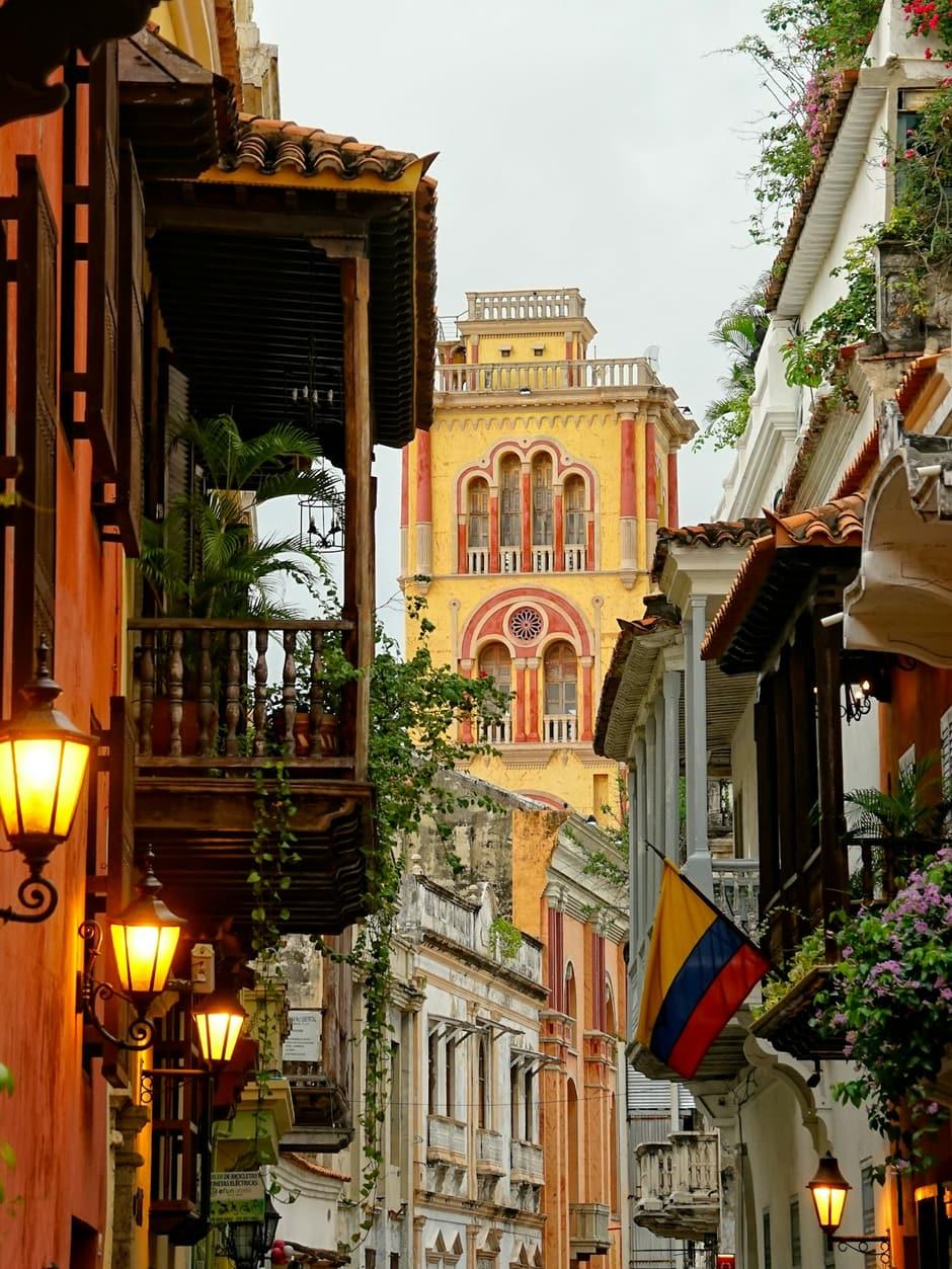 Español para extranjeros — calles coloniales de Cartagena, Colombia — INCONTRO